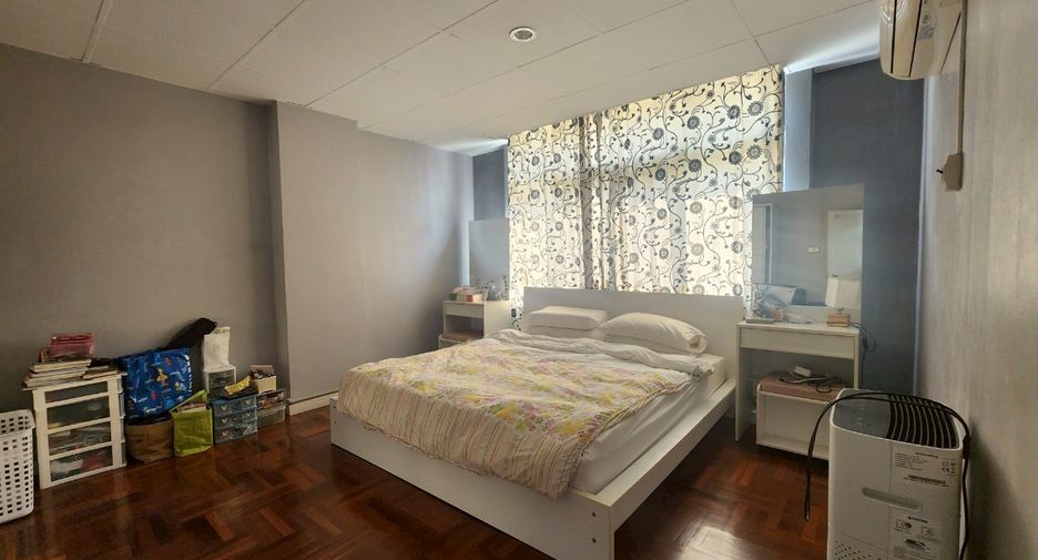 For rent 2 bedrooms condo in Phra Khanong, Bangkok