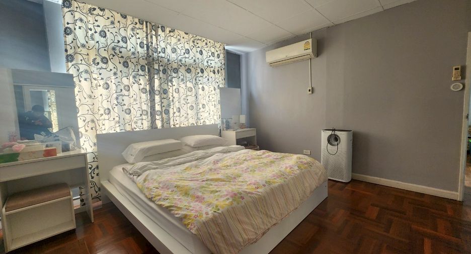 For rent 2 bedrooms condo in Phra Khanong, Bangkok