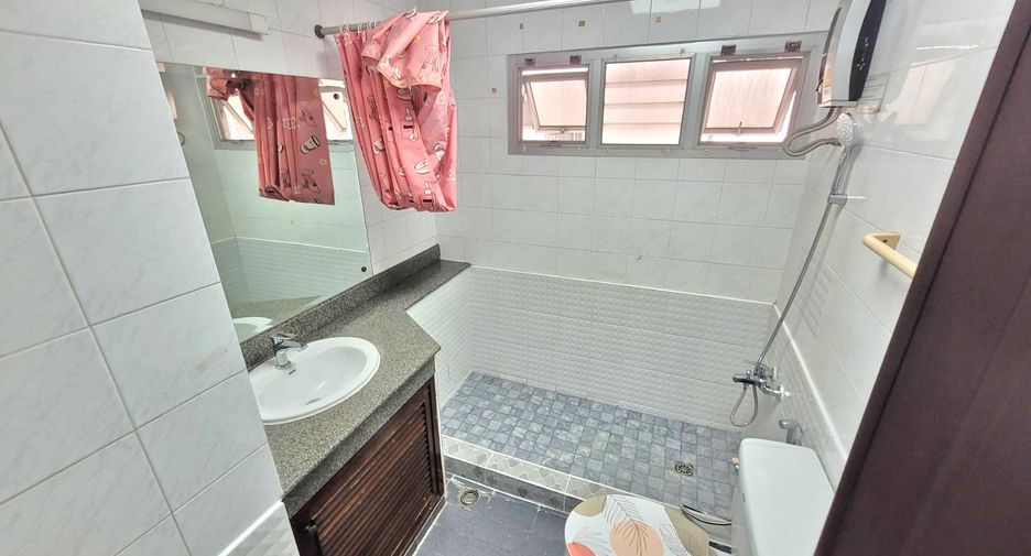 Condo en alquiler de 3 habitaciones en Watthana, Bangkok