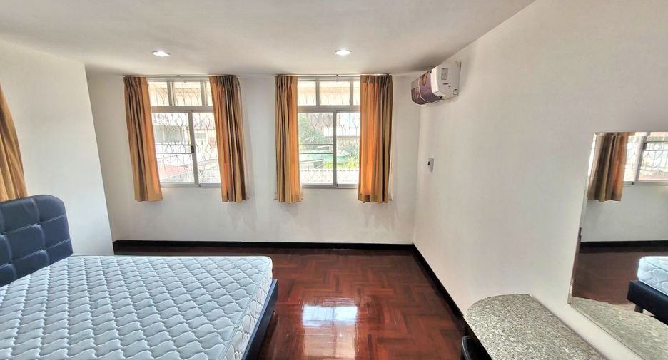 Condo en alquiler de 3 habitaciones en Watthana, Bangkok