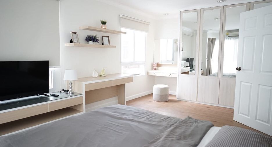 For rent 2 bedrooms condo in Khlong Toei, Bangkok