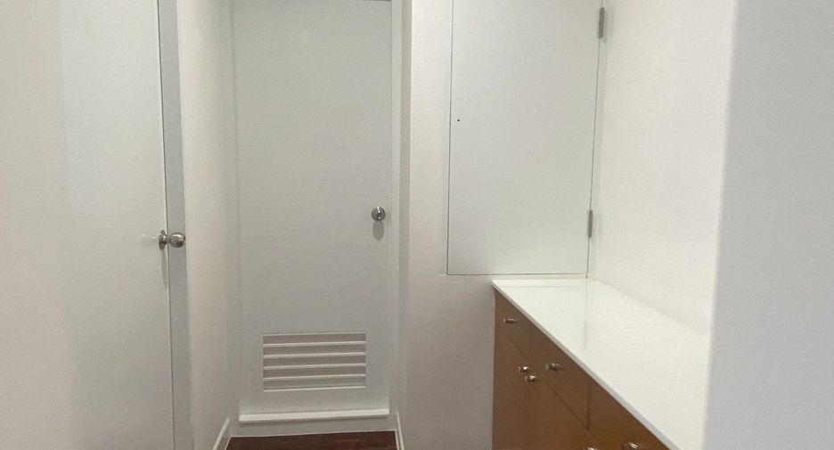 For rent 3 bedrooms apartment in Watthana, Bangkok