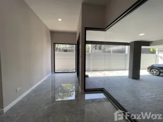 Reihenhaus zur Miete mit 3 Zimmer in Watthana, Bangkok