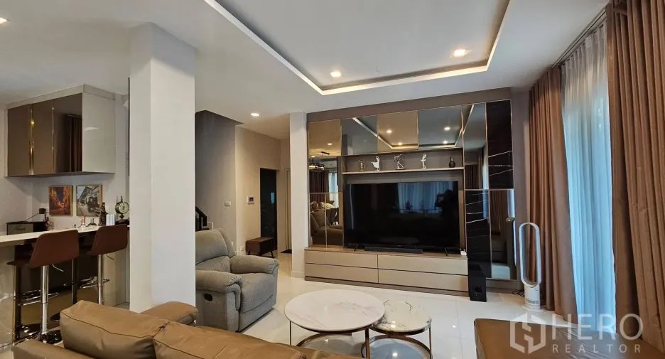 For rent 3 bedrooms house in Saphan Sung, Bangkok