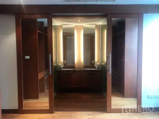 Oficina en alquiler de 3 habitaciones en Watthana, Bangkok