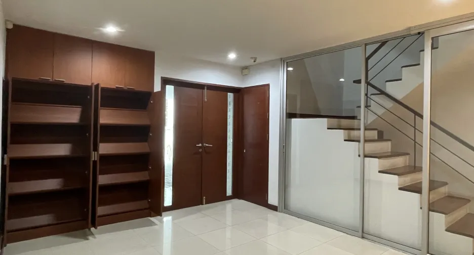 Oficina en alquiler de 3 habitaciones en Watthana, Bangkok