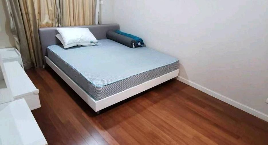 For sale 3 bedrooms condo in Huai Khwang, Bangkok