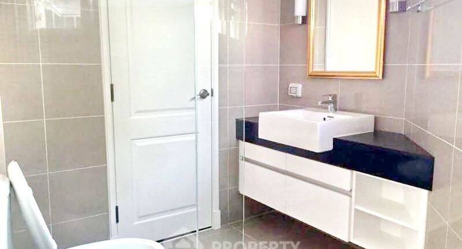 For rent 2 bedrooms condo in Huai Khwang, Bangkok