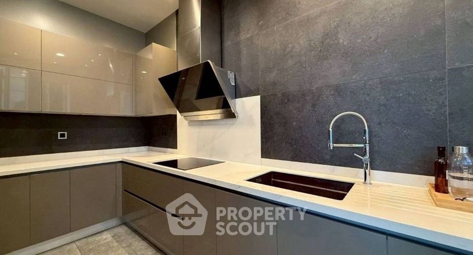Condo en alquiler y en venta de 4 habitaciones en Watthana, Bangkok