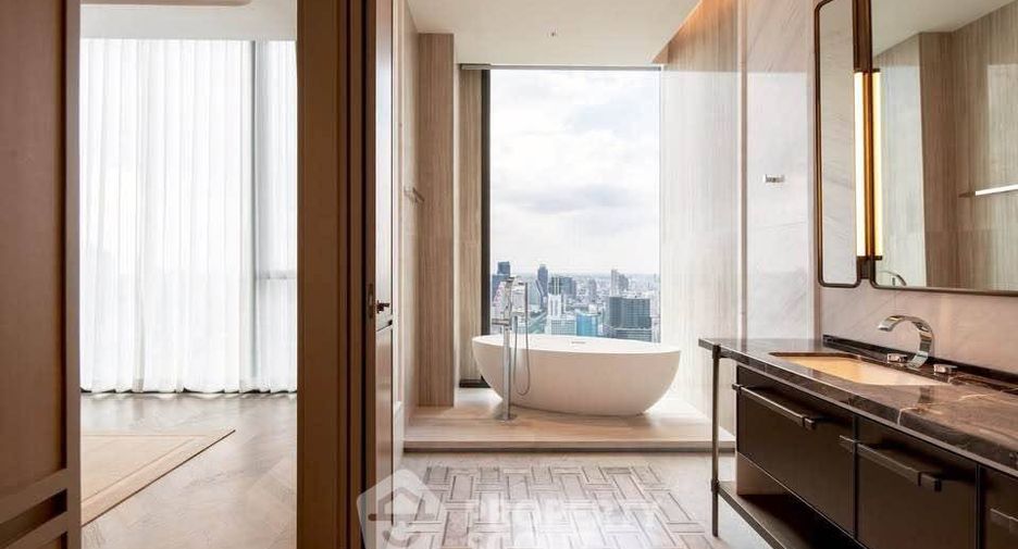Condo en alquiler y en venta de 3 habitaciones en Pathum Wan, Bangkok