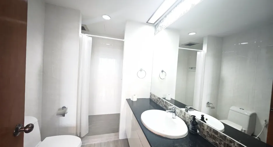 For rent 3 bedrooms condo in Yan Nawa, Bangkok