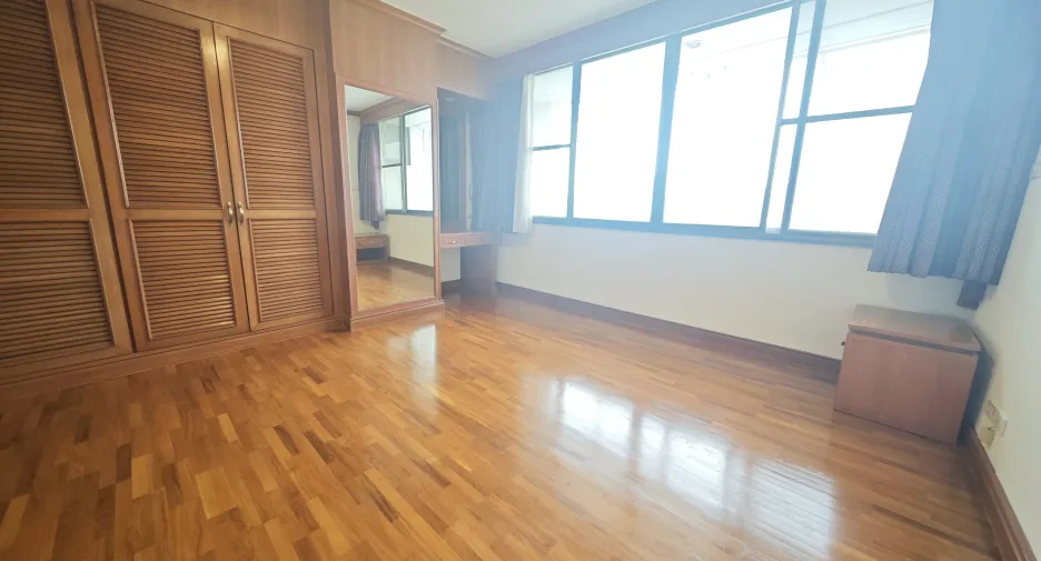 For rent 3 bedrooms condo in Yan Nawa, Bangkok