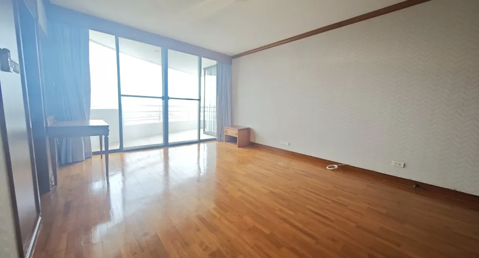 For rent 3 bedrooms condo in Yan Nawa, Bangkok