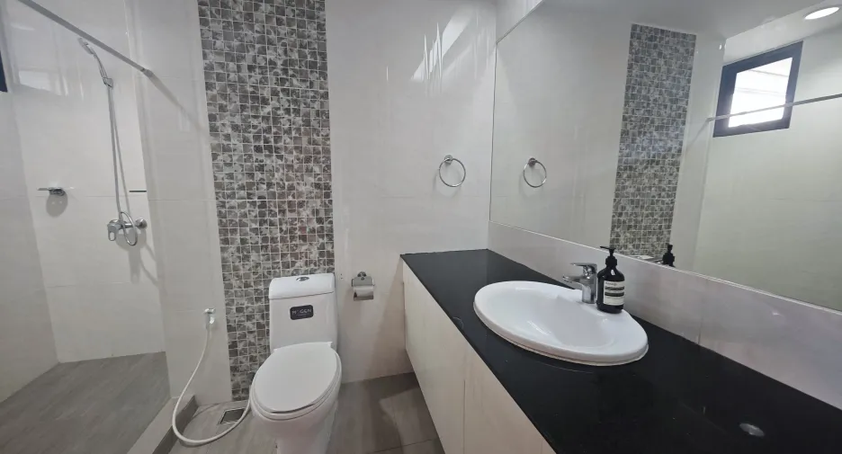 For rent 3 bedrooms condo in Yan Nawa, Bangkok