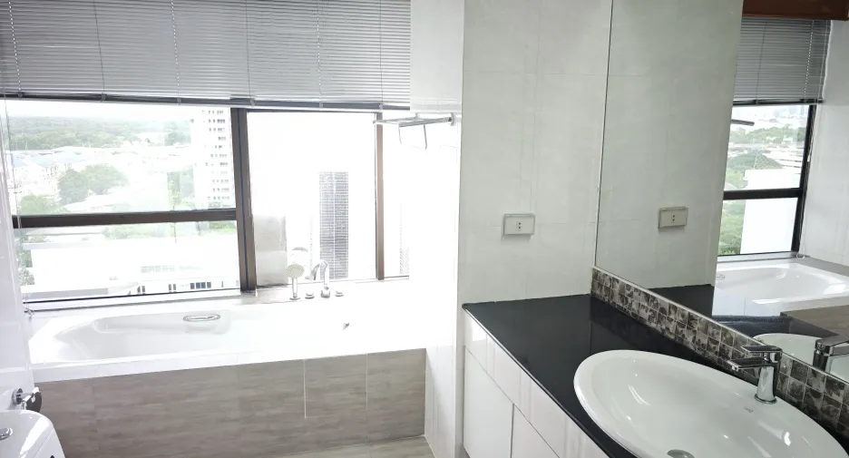 For rent 3 bedrooms condo in Yan Nawa, Bangkok