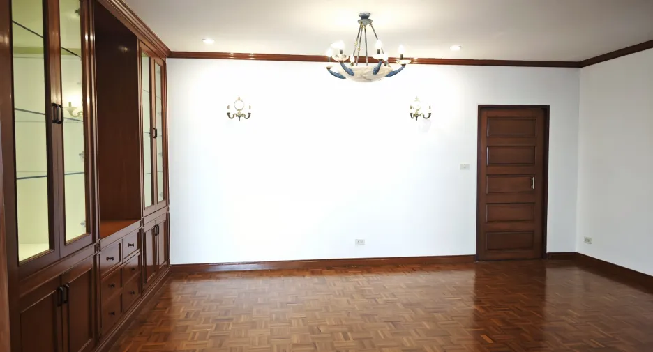 For rent 3 bedrooms condo in Yan Nawa, Bangkok