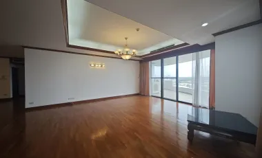 For rent 3 bedrooms condo in Yan Nawa, Bangkok