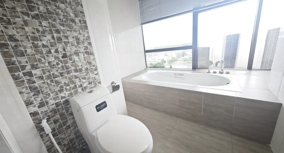 For rent 3 bedrooms condo in Yan Nawa, Bangkok