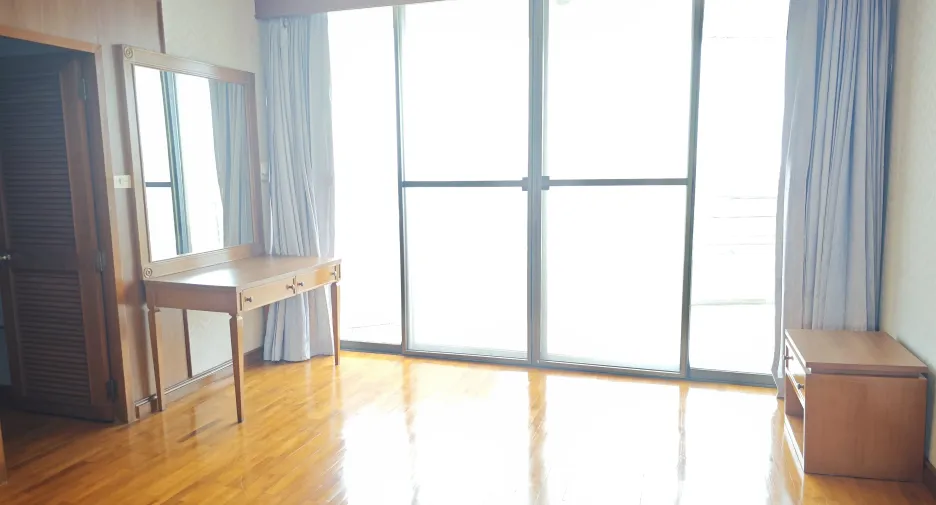 For rent 3 bedrooms condo in Yan Nawa, Bangkok