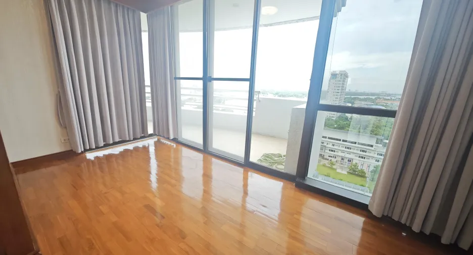 For rent 3 bedrooms condo in Yan Nawa, Bangkok