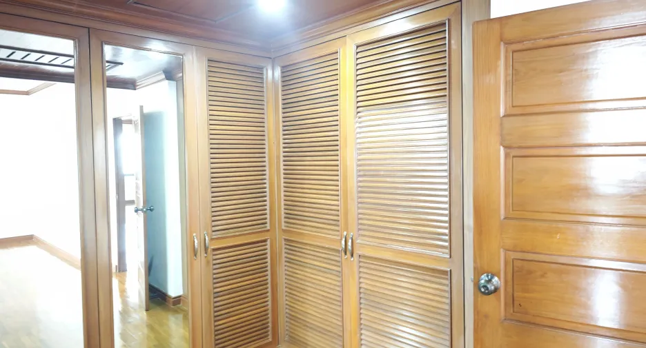 For rent 3 bedrooms condo in Yan Nawa, Bangkok