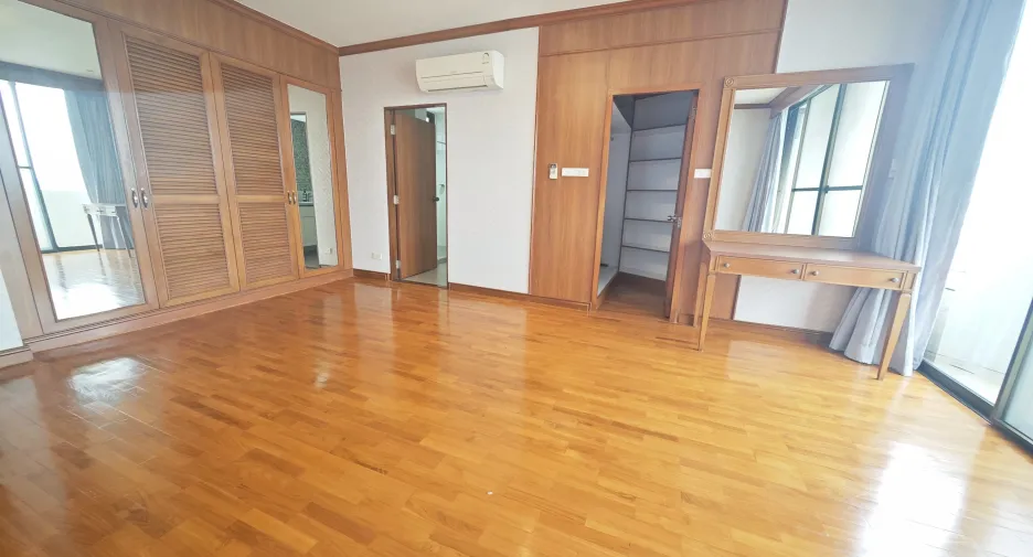 For rent 3 bedrooms condo in Yan Nawa, Bangkok