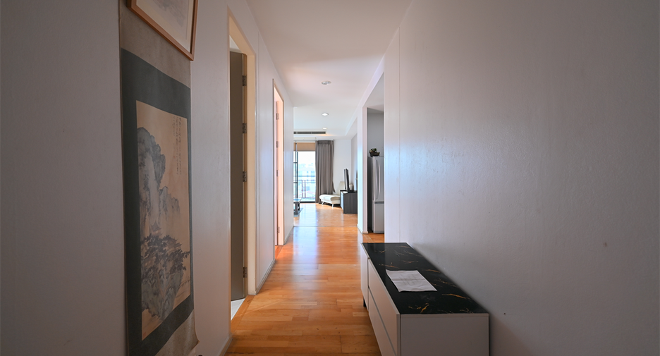 For rent 2 bedrooms condo in Huai Khwang, Bangkok