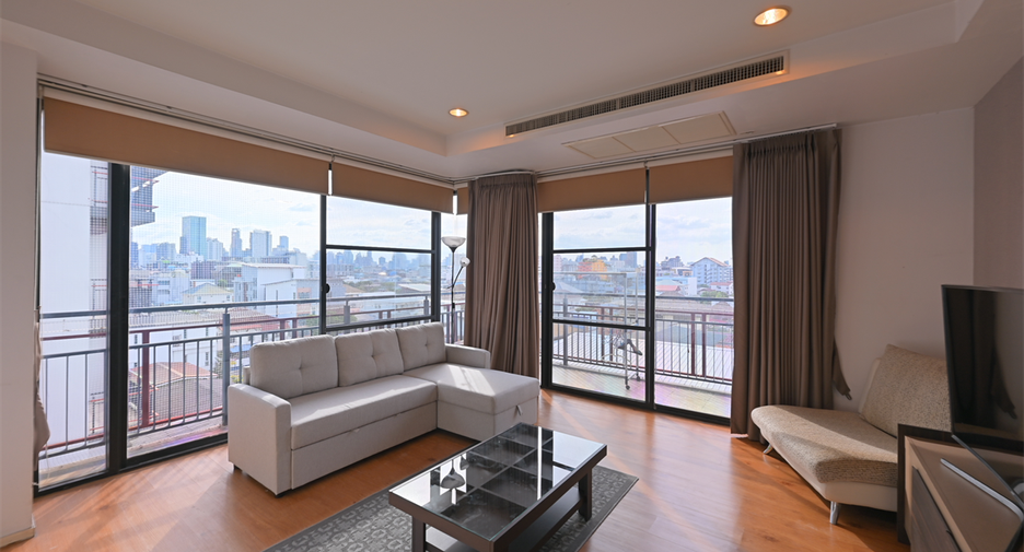For rent 2 bedrooms condo in Huai Khwang, Bangkok