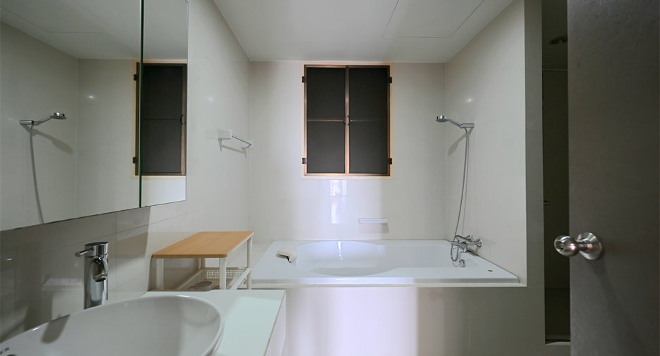 For rent 2 bedrooms condo in Huai Khwang, Bangkok