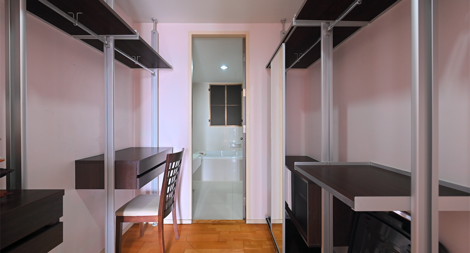 For rent 2 bedrooms condo in Huai Khwang, Bangkok
