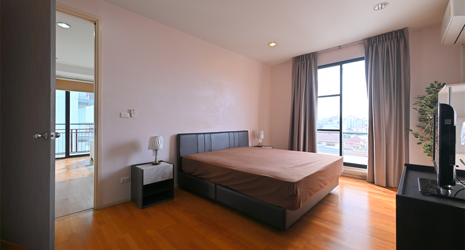 For rent 2 bedrooms condo in Huai Khwang, Bangkok
