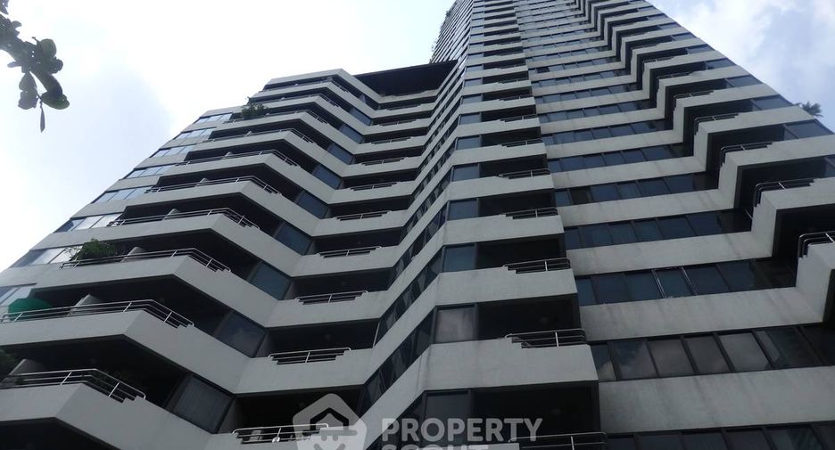 For rent 2 bedrooms condo in Khlong Toei, Bangkok