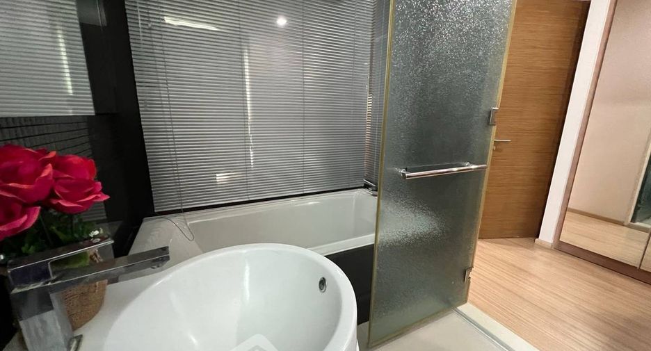 For rent 2 ベッドルーム condo in Phra Khanong, Bangkok