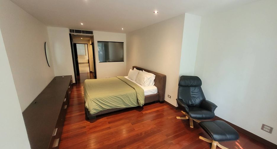 For rent 3 bedrooms condo in Watthana, Bangkok