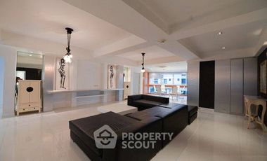 For rent 3 bedrooms condo in Khlong Toei, Bangkok