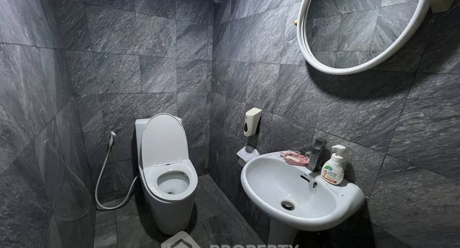 For rent 3 bedrooms condo in Bang Rak, Bangkok