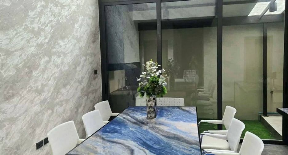 For rent 3 bedrooms townhouse in Wang Thonglang, Bangkok