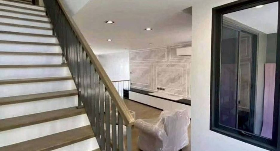 For rent 3 bedrooms townhouse in Wang Thonglang, Bangkok