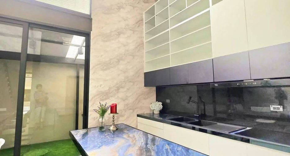 For rent 3 bedrooms townhouse in Wang Thonglang, Bangkok