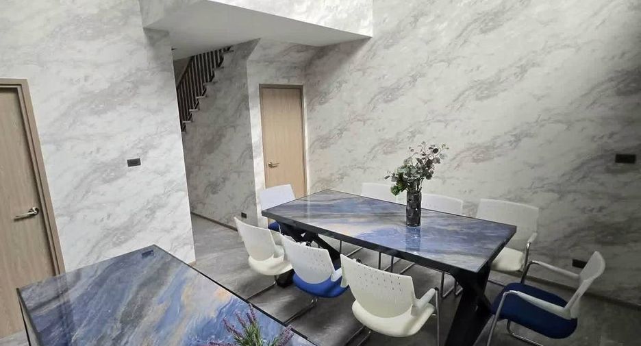 For rent 3 bedrooms townhouse in Wang Thonglang, Bangkok