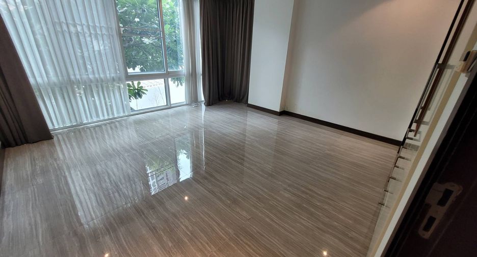For rent 4 bedrooms condo in Khlong Toei, Bangkok