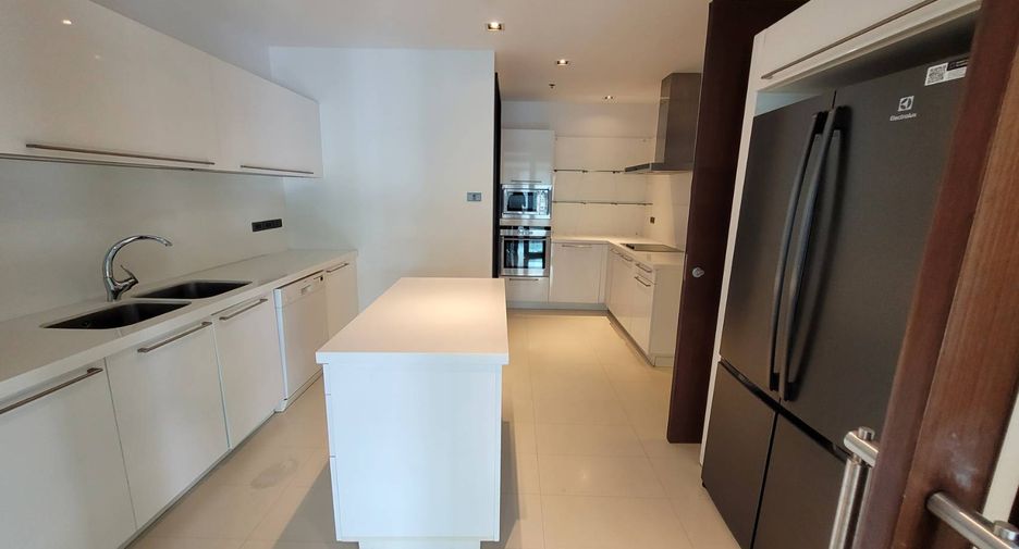 For rent 4 bedrooms condo in Khlong Toei, Bangkok