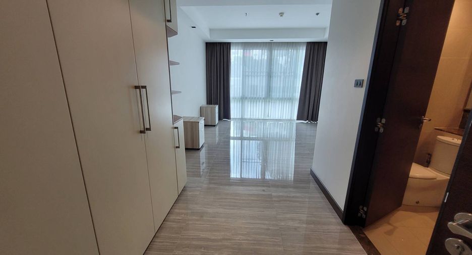 For rent 4 bedrooms condo in Khlong Toei, Bangkok