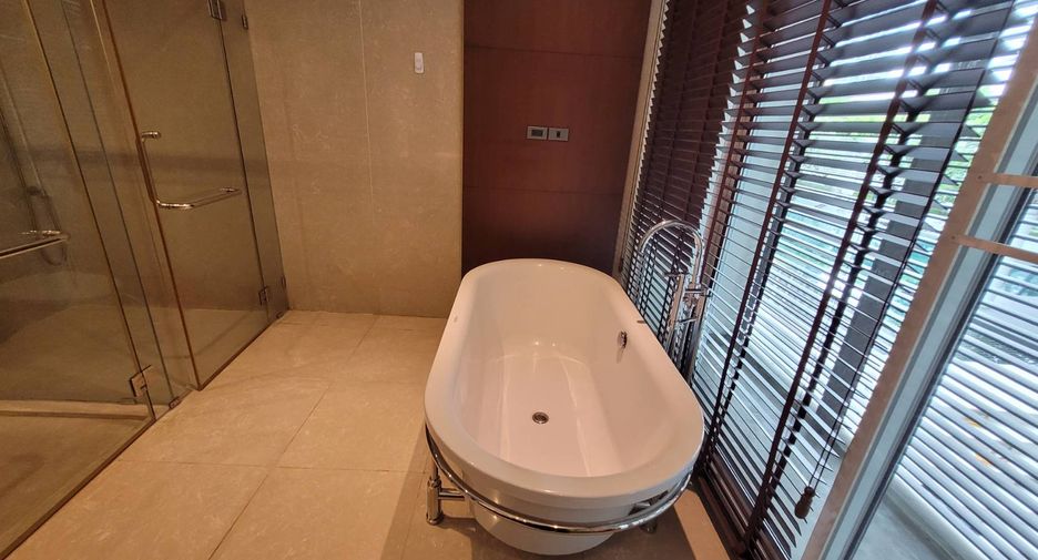 For rent 4 bedrooms condo in Khlong Toei, Bangkok