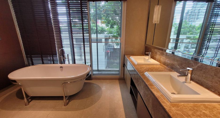 For rent 4 bedrooms condo in Khlong Toei, Bangkok
