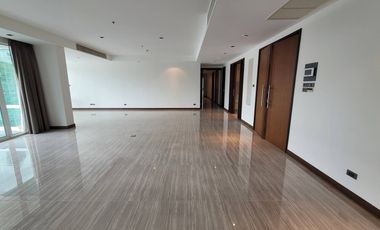 For rent 4 bedrooms condo in Khlong Toei, Bangkok
