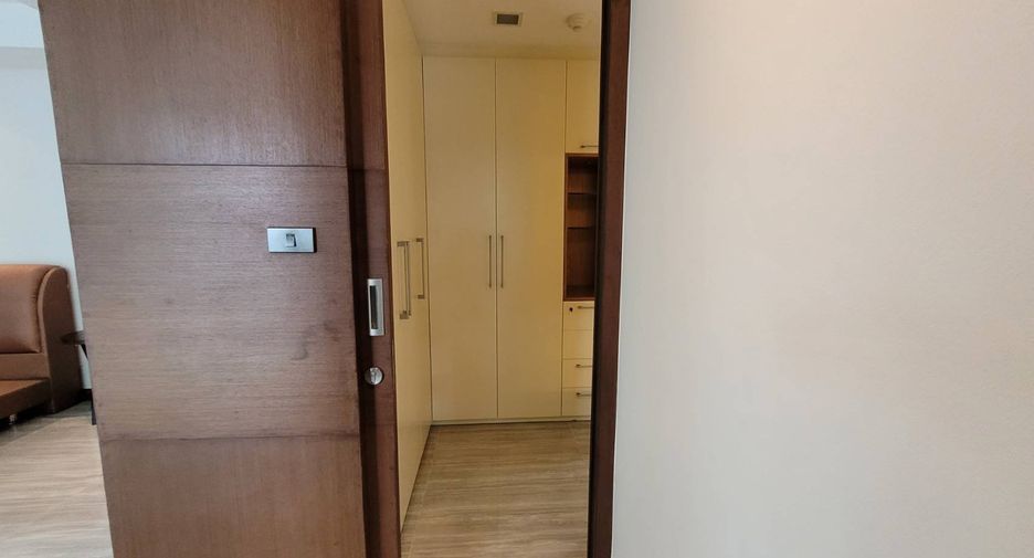 For rent 4 bedrooms condo in Khlong Toei, Bangkok