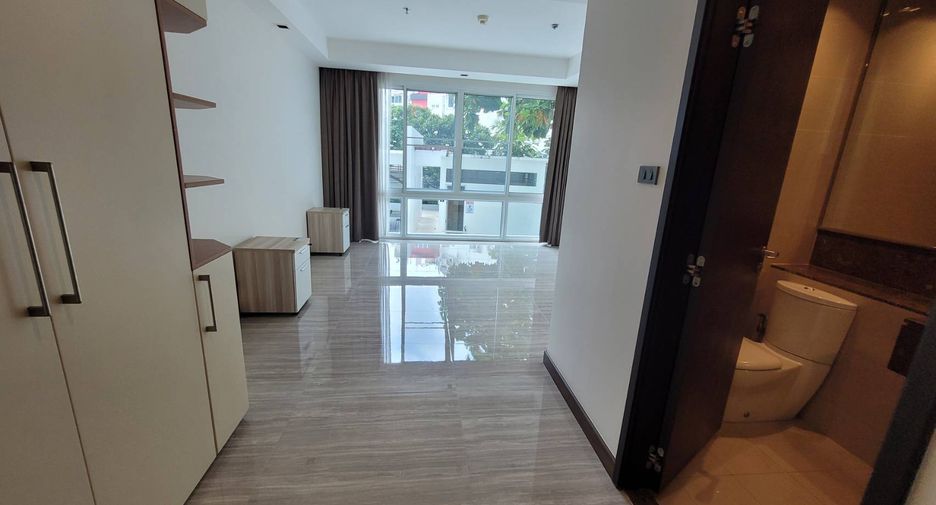 For rent 4 bedrooms condo in Khlong Toei, Bangkok