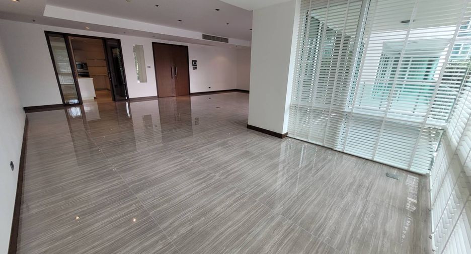 For rent 4 bedrooms condo in Khlong Toei, Bangkok