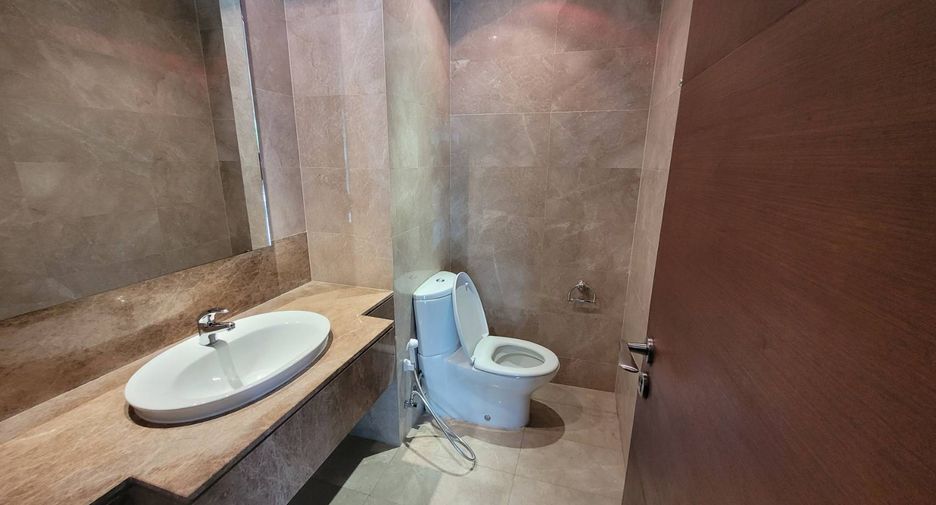 For rent 4 bedrooms condo in Khlong Toei, Bangkok